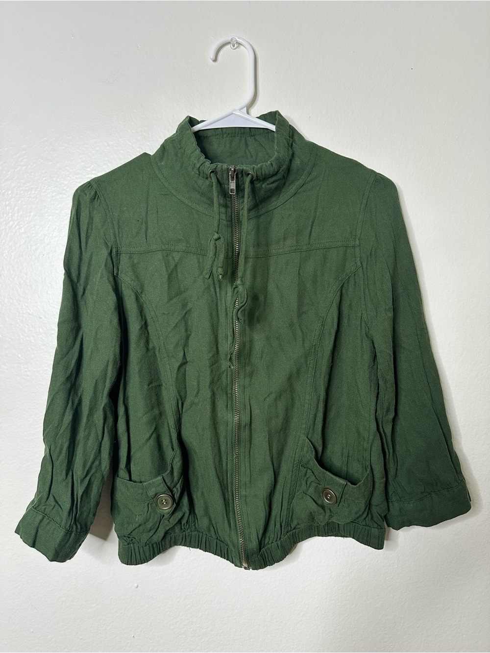 Lightweight Olive Green M Jacket with Full Front Zipper and Button-Flap Pockets